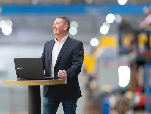 Consulting von Briel auf dem Hallenboden als zertifizierte BAFA Unternehmensberatung.